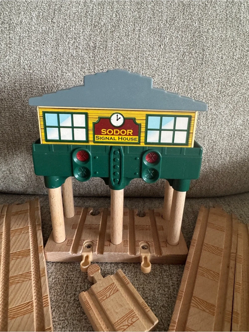 SODO Wooden Train Signal Station & Natural Track Set - Green/Yellow